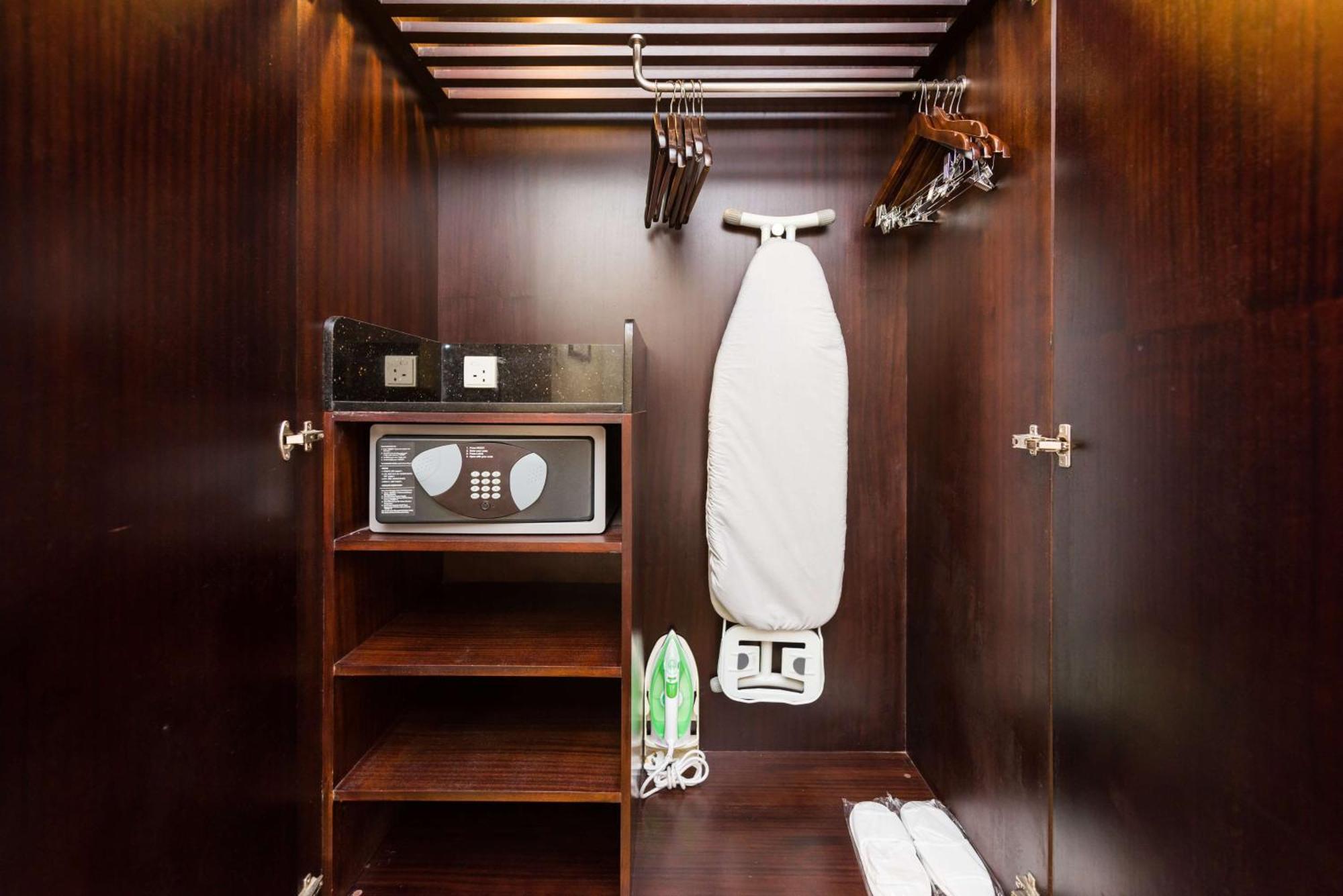 Radisson Blu Hotel, Greater Noida Luaran gambar A hotel room wardrobe with a safe
