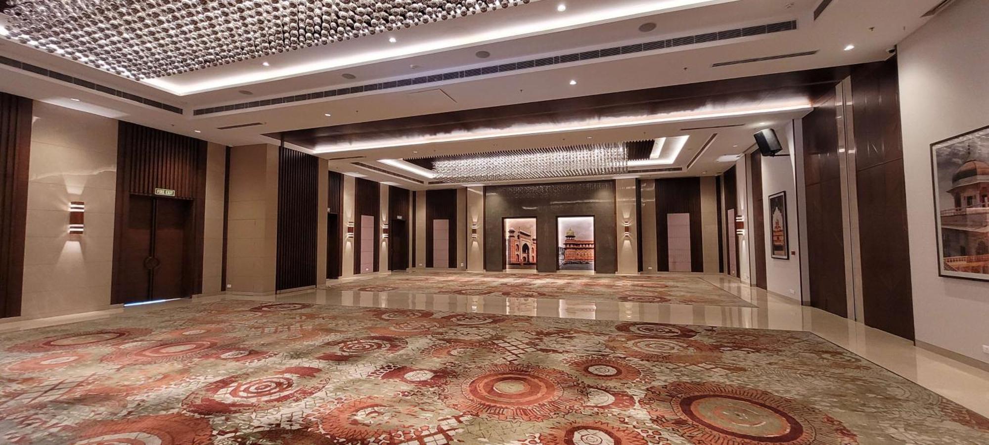 Radisson Blu Hotel, Greater Noida Luaran gambar The lobby of the hotel