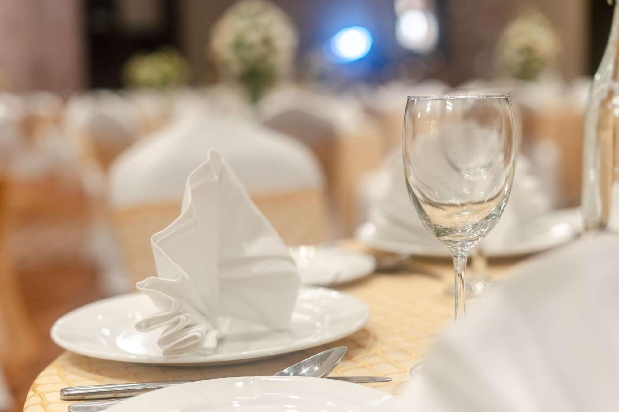 Radisson Blu Hotel, Greater Noida Luaran gambar A table set for fine dining