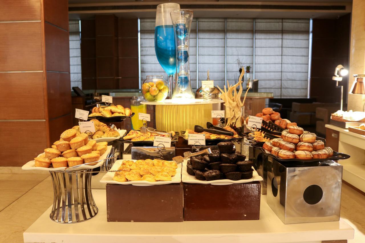 Radisson Blu Hotel, Greater Noida Luaran gambar A dessert buffet