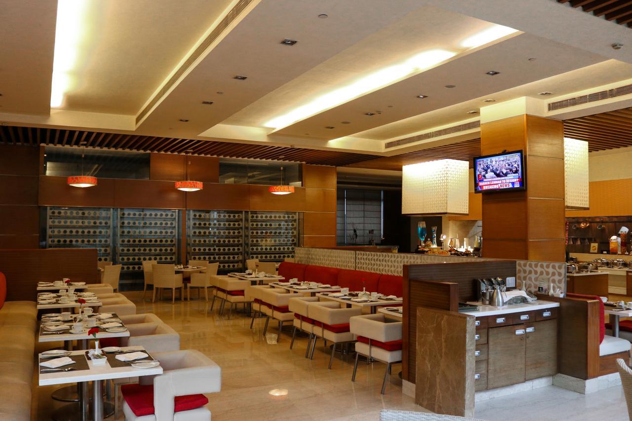 Radisson Blu Hotel, Greater Noida Luaran gambar The interior of a typical buffet restaurant