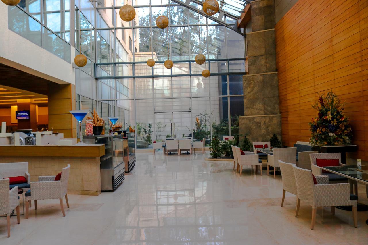 Radisson Blu Hotel, Greater Noida Luaran gambar The interior of the airport