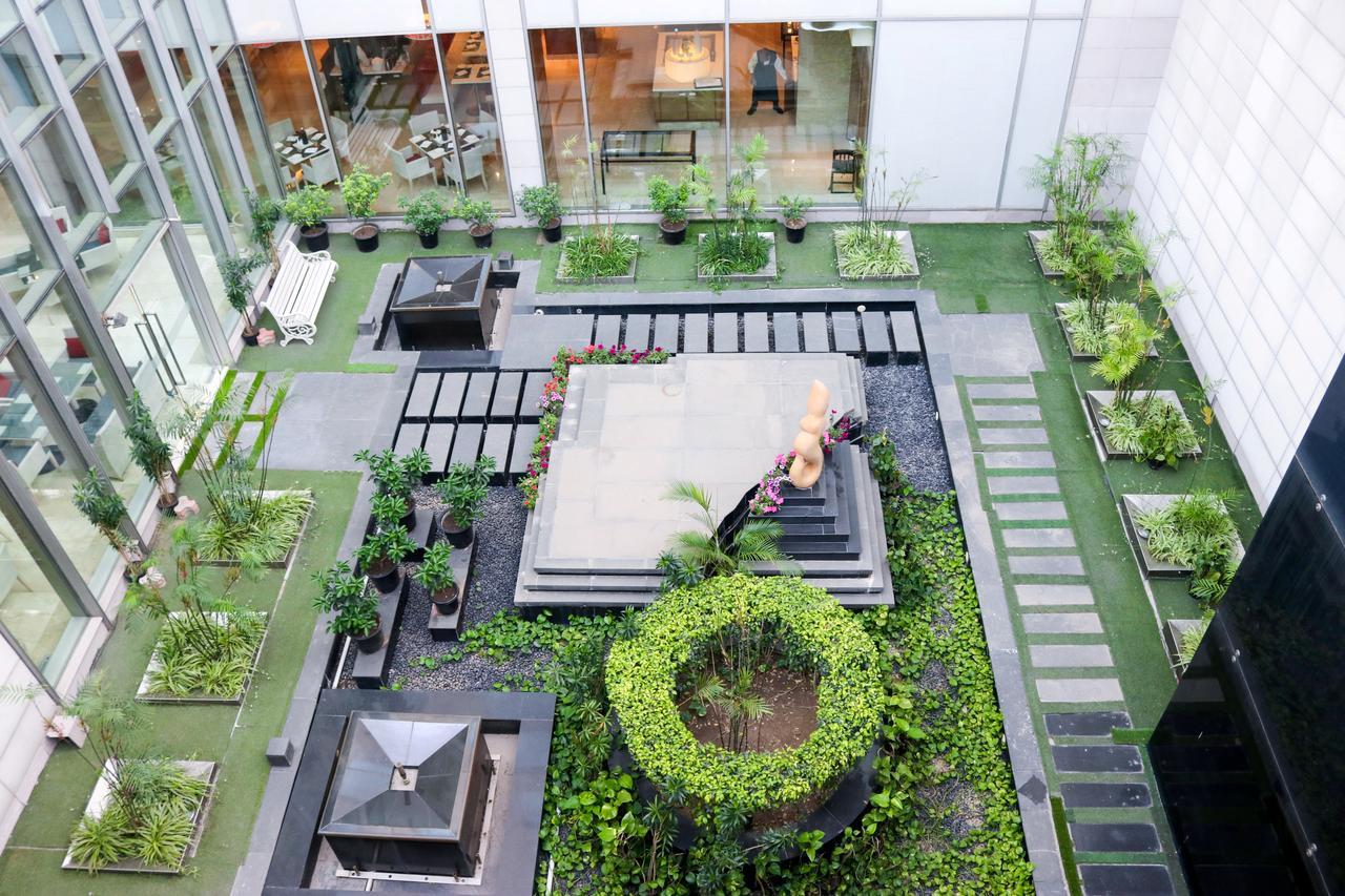 Radisson Blu Hotel, Greater Noida Luaran gambar The courtyard of the hotel