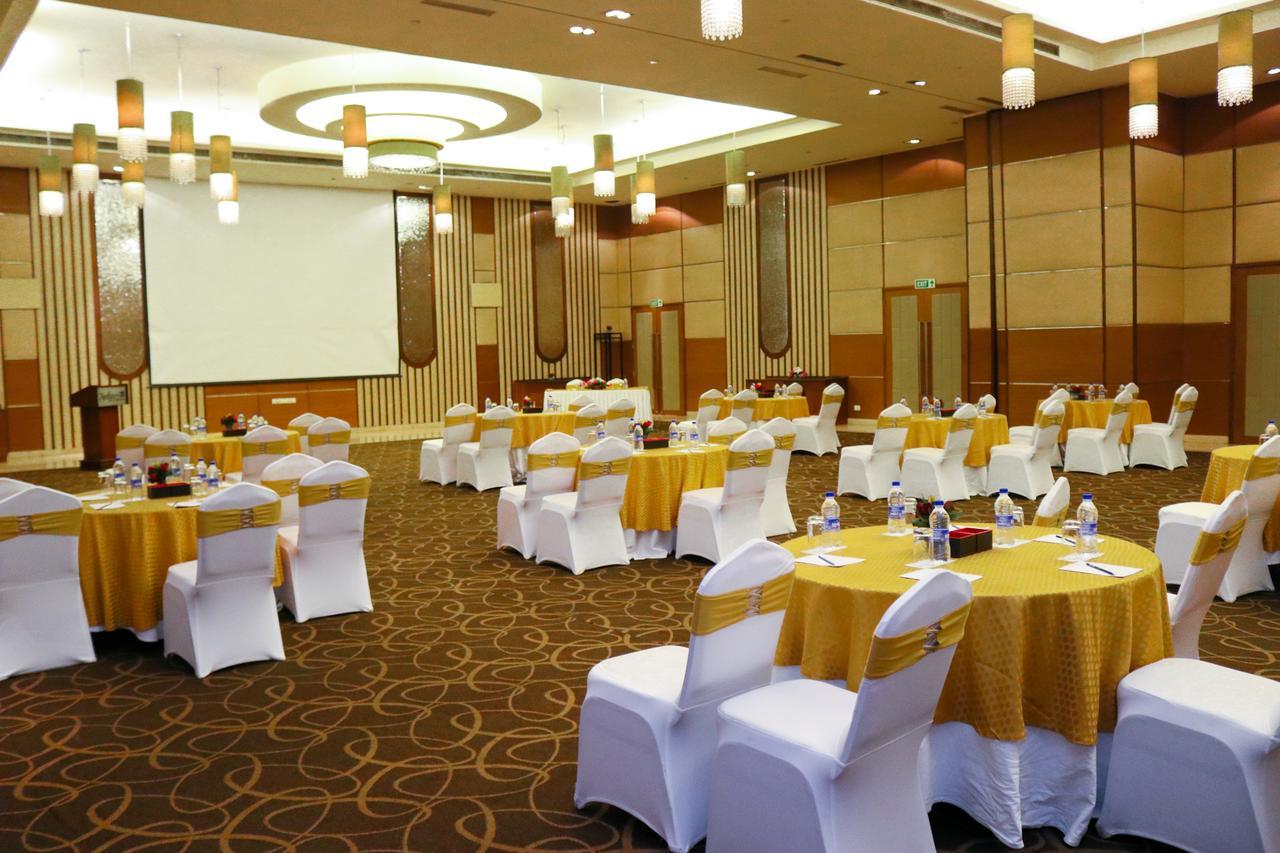 Radisson Blu Hotel, Greater Noida Luaran gambar A typical conference room