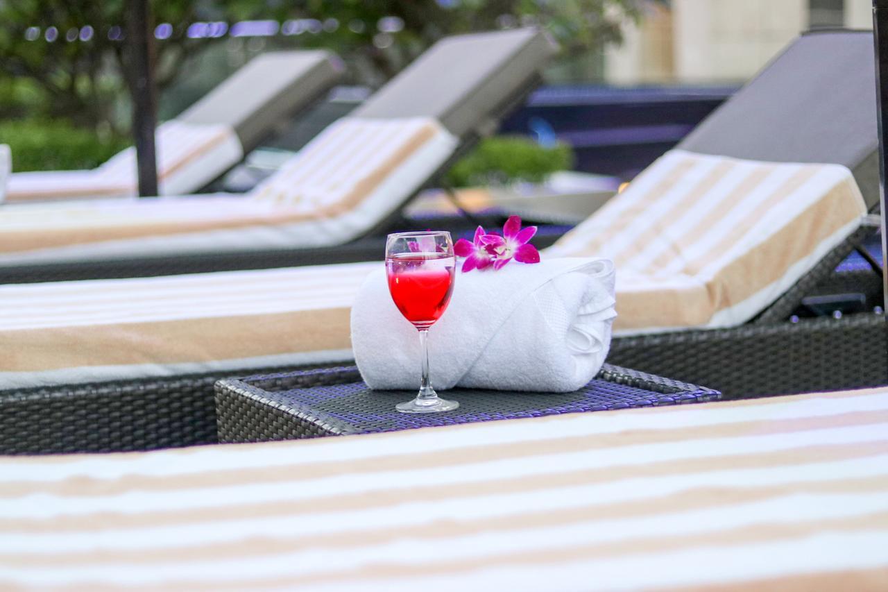 Radisson Blu Hotel, Greater Noida Luaran gambar Poolside at the hotel