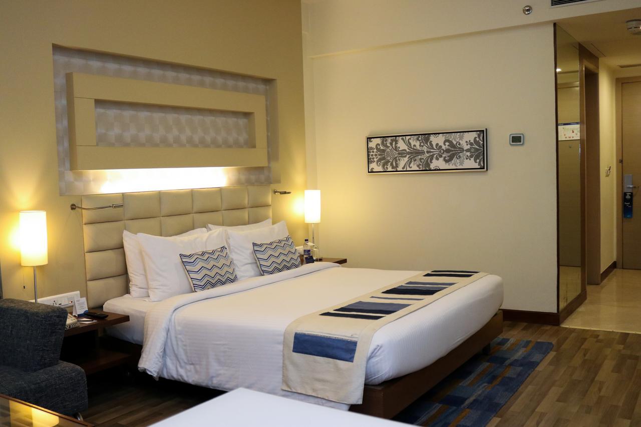 Radisson Blu Hotel, Greater Noida Luaran gambar A room at the Taj Bengal