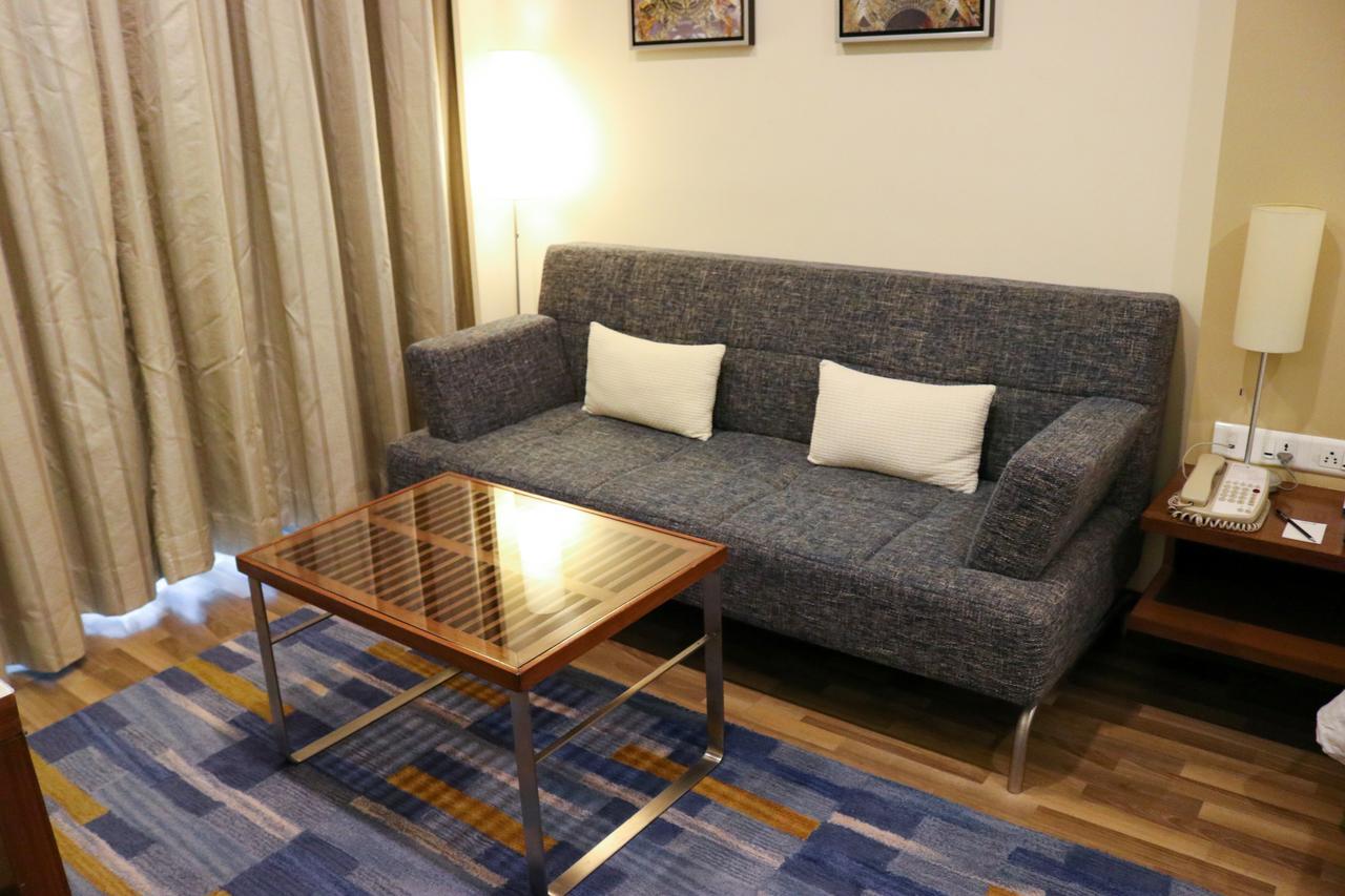 Radisson Blu Hotel, Greater Noida Luaran gambar A sofa
