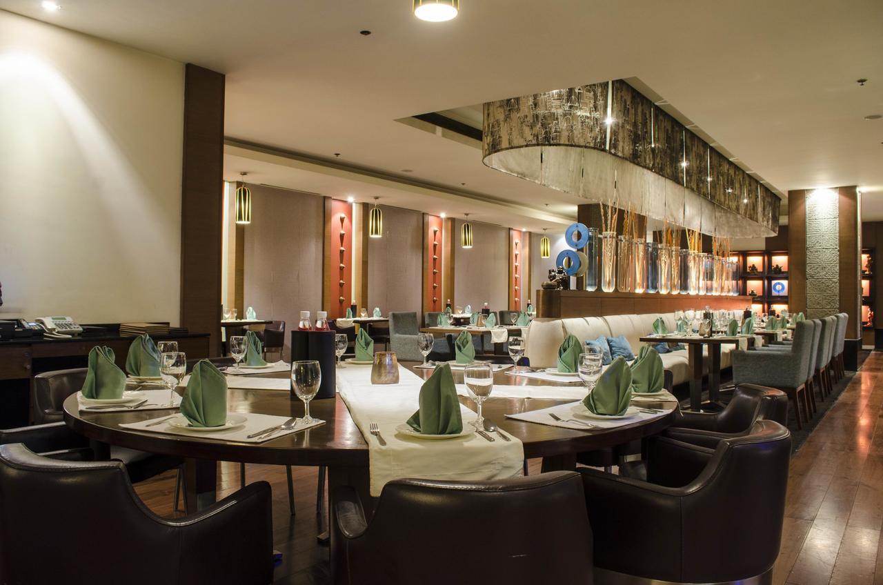 Radisson Blu Hotel, Greater Noida Luaran gambar The restaurant