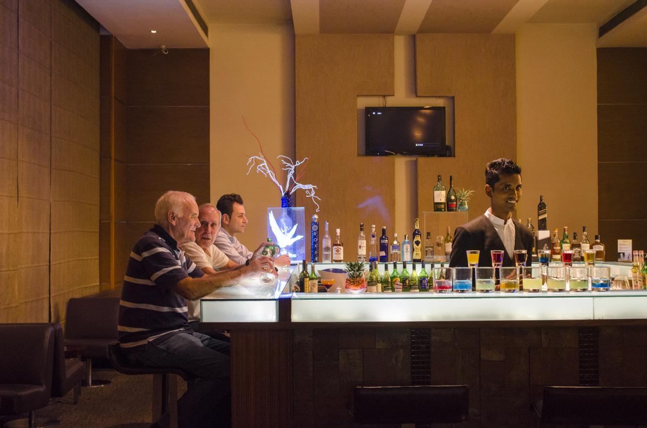 Radisson Blu Hotel, Greater Noida Luaran gambar A bar in a hotel