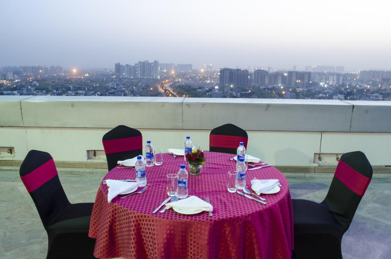 Radisson Blu Hotel, Greater Noida Luaran gambar Skyline view from the hotel