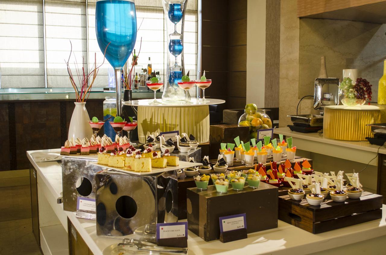 Radisson Blu Hotel, Greater Noida Luaran gambar A dessert buffet